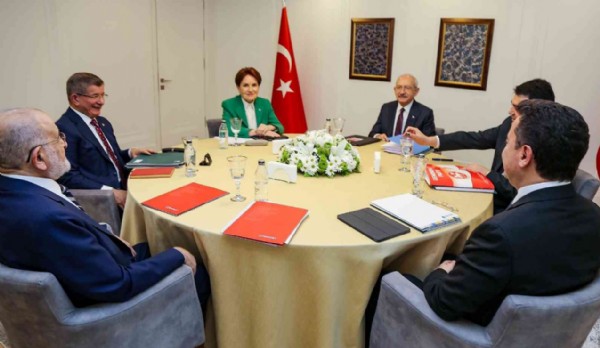 Nevşin Mengü altılı masanın formülünü sert sözlerle eleştirdi: Başka sistem bulun